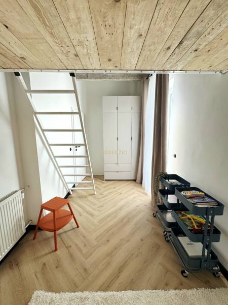 3 szobás lakás belső tere fa dekor padlóval és lépcsőkkel az emeletre.