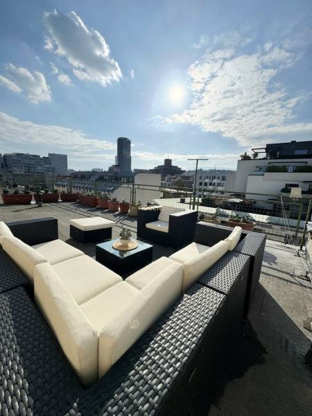 Tetőterasz rattan ülőgarnitúrával Pozsony-Óvárosban, a Wilson utcában.