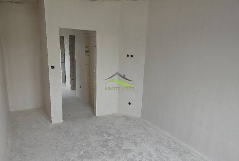 Fehér szoba átjárókkal a családi házban, készen a befejezésre.