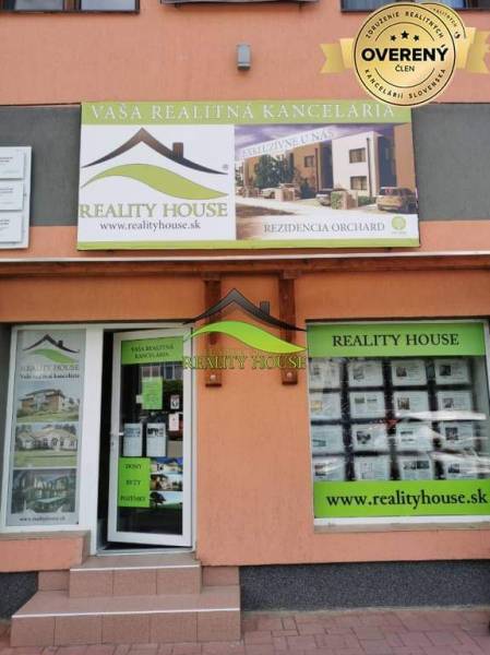 A Hollého utcai valóság iroda különféle ingatlanokat kínál Michalovcén.