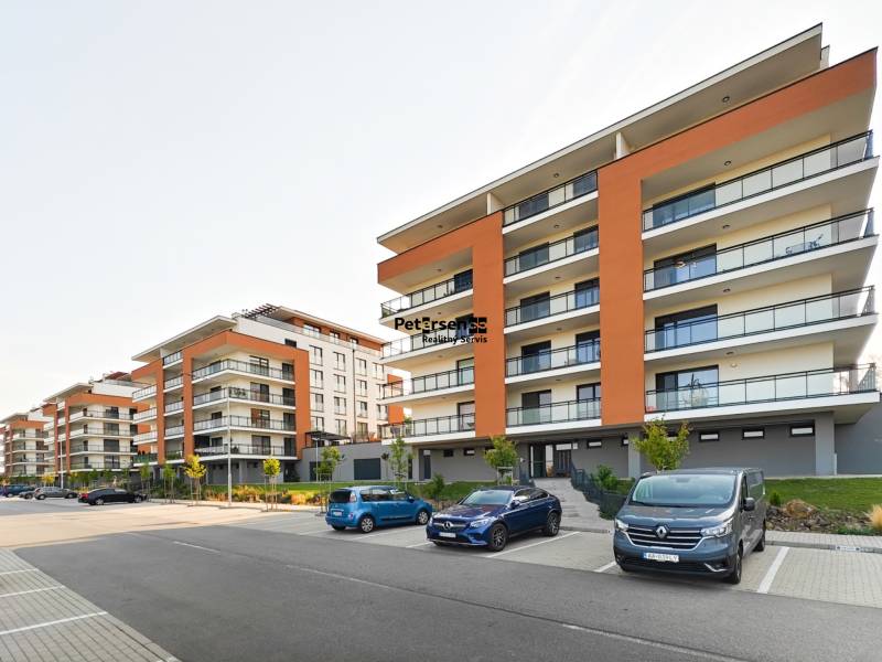 Új épületek a Cédrová utcában, Kassai Újfaluban, parkolóhelyekkel az épületek előtt.