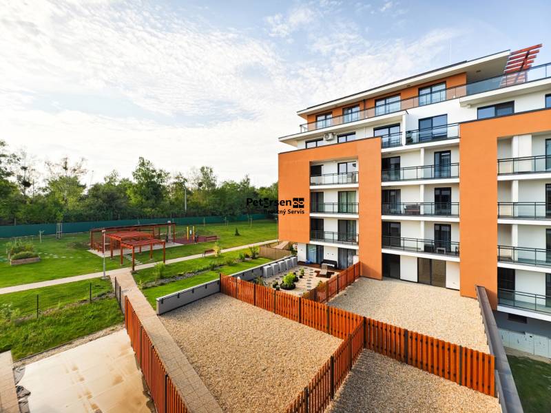 Új építés a Kassai Újfaluban, a Cédrus utcában, parkos környezettel és terasszal.