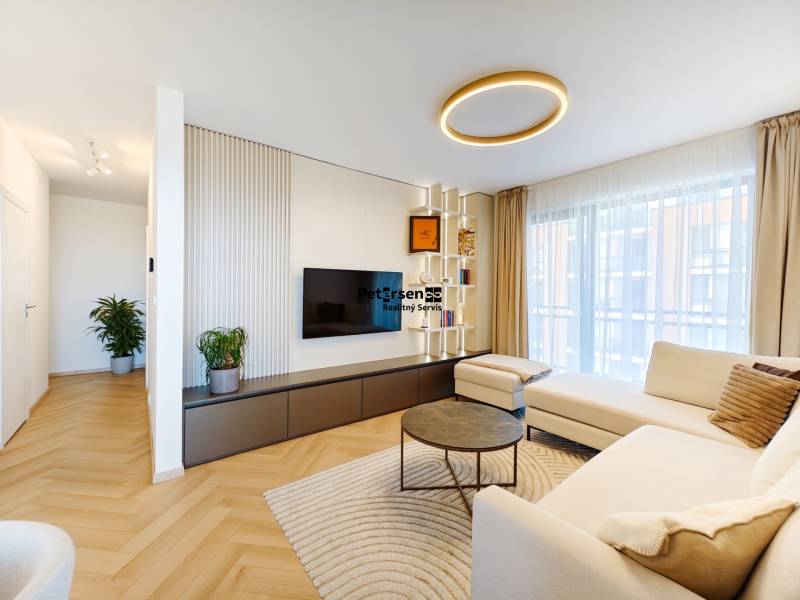 Nappali egy kétszobás lakásban, fa dekoros padlóval és tágas kanapéval.