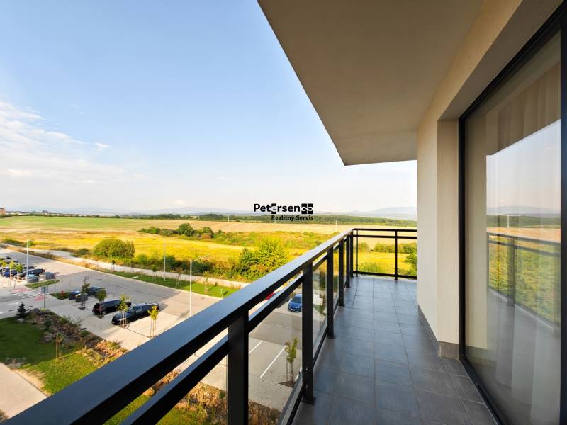 A Cédrován található kétszobás lakás erkélye kilátással a természetre és a parkolóra Kassán.