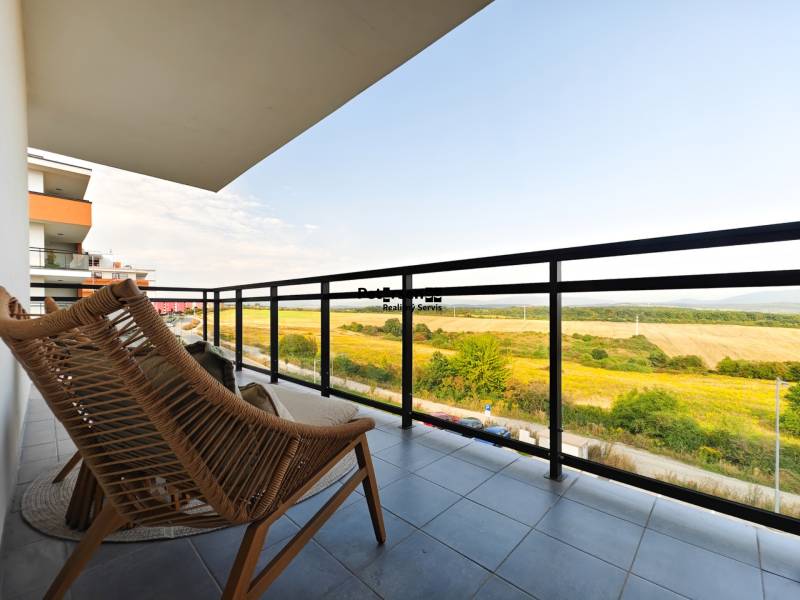 Erkély egy 2 szobás lakásban, kilátással a természetre a Kőris utcában, Kassán.