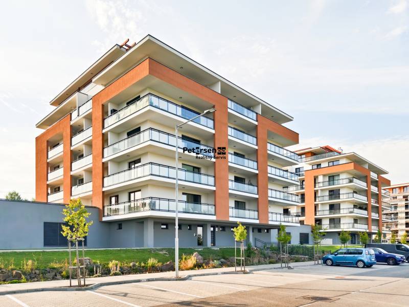 Lakóház a Cédrová utcában, Kassa - Kassai Újváros, üvegezett erkélyekkel.