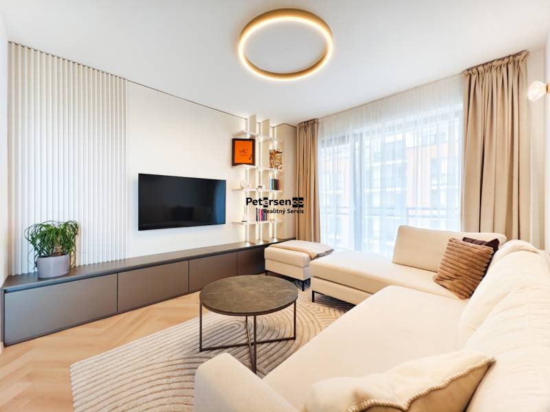 Nappali egy kétszobás lakásban kanapéval, televízióval és fa dekorációjú padlóval.