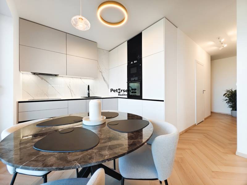 Étkező sarok márvány asztallal és konyhával egy kétszobás lakásban, fa dekorációjú padlóval.