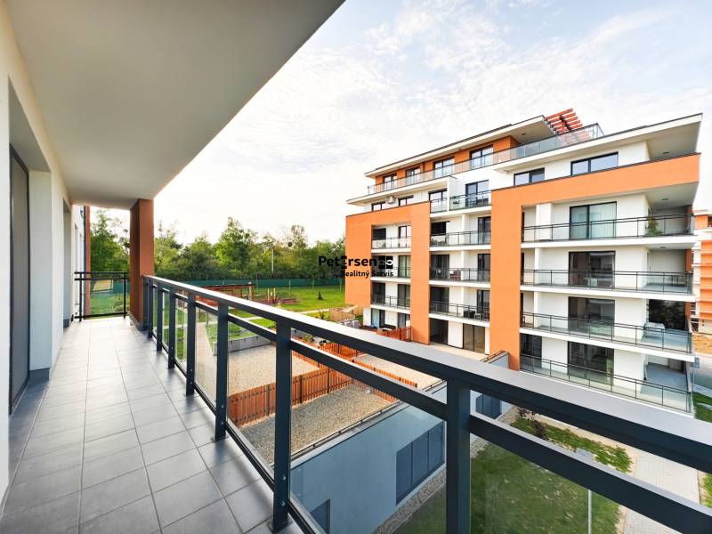 Erkély kilátással a Košická Nová Ves-i Cédrus utcai lakókomplexumra.