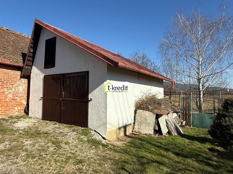 Fahajtós, ferde tetős házikó az udvaron Aranyosmaróton.