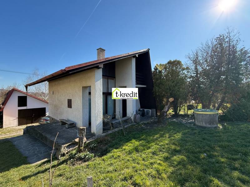 Ház Zlaté Moravce-ben kerttel és gyepes területtel körülvéve, tiszta égbolt alatt.