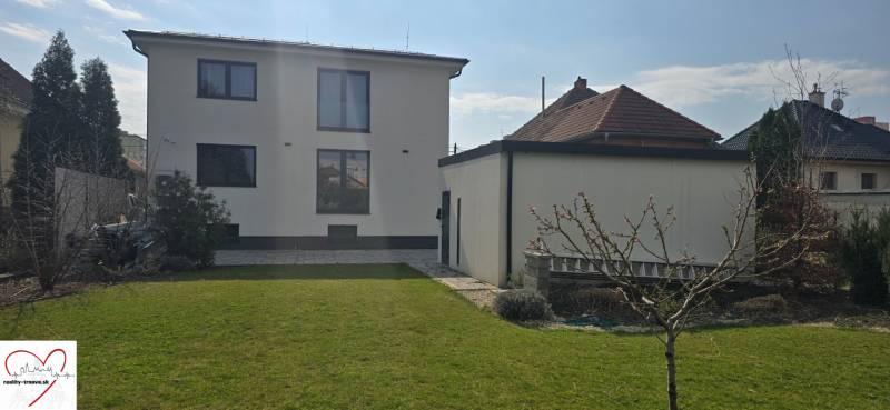 Családi ház Nagyszombatban, a Gábora Steiner utcában, kerttel és garázzsal.