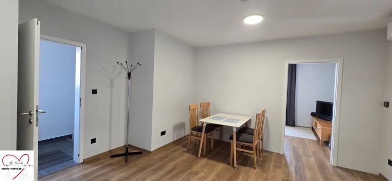 Étkező sarok asztallal és székekkel, fa dekorációjú padló egy háromszobás lakásban.