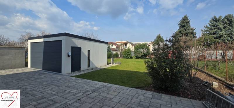 Garázs és zöld udvar Trnaván, a Gábora Steiner utcában, egy 3 szobás lakás mellett.