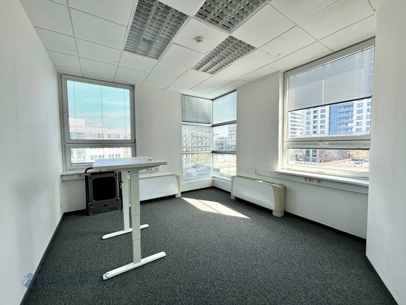 Iroda szőnyeggel, állítható asztallal és nagy ablakokkal, Pozsony - Ružinov, Prievozská.