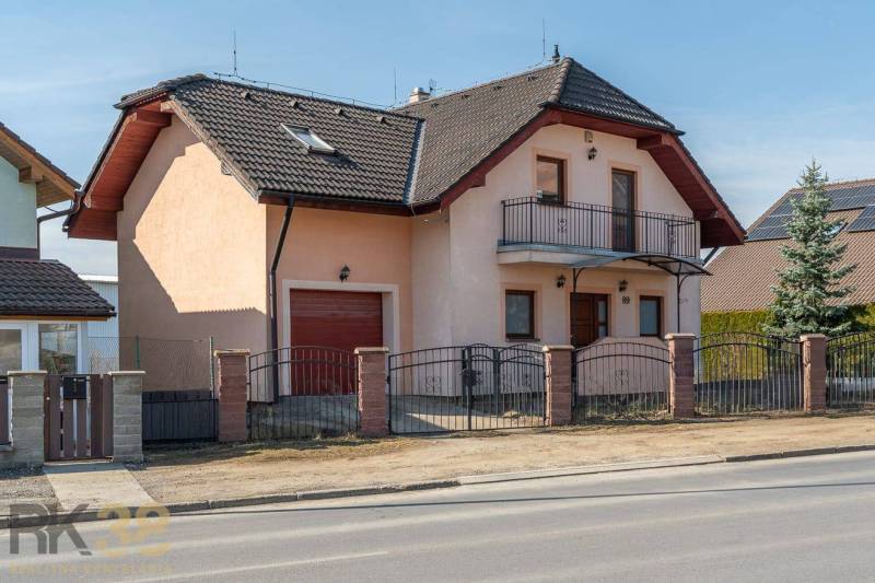 Családi ház Poprádon garázzsal, erkéllyel és ferde tetővel.