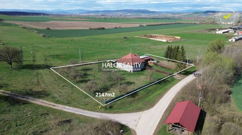 Családi ház Rimajánosiban, egy 2147 m²-es tágas telken, természet által körülvéve.