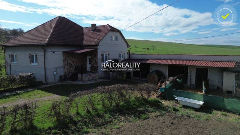 Családi ház Rimajánosiban, piros tetővel és tágas kerttel.