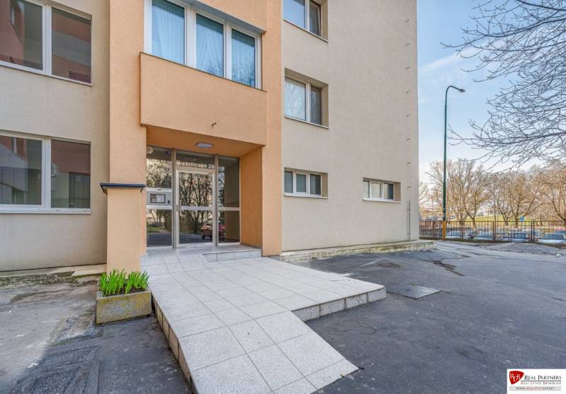 A lakóház bejárata a Rudinská utca 29-ben, Pozsony-Petržalka.