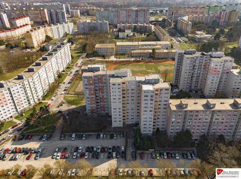 Kilátás a panelházakra és a parkolóra Pozsonyban - Petržalkán, a Badatínska utcában.
