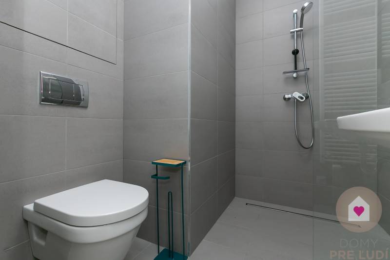Fürdőszoba WC-vel és zuhanyzóval egy egyszobás lakásban.