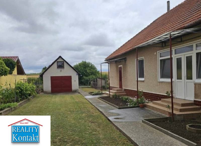 A Fő utcai családi ház Radaván gondozott kerttel és garázzsal rendelkezik.