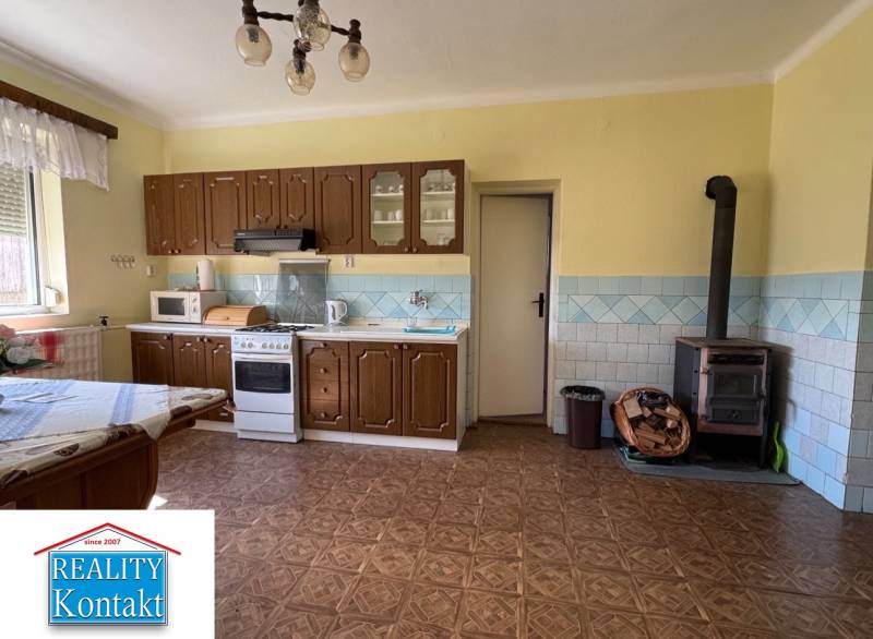 Konyha családi házban fa dekor padlóval és hagyományos belső térrel.