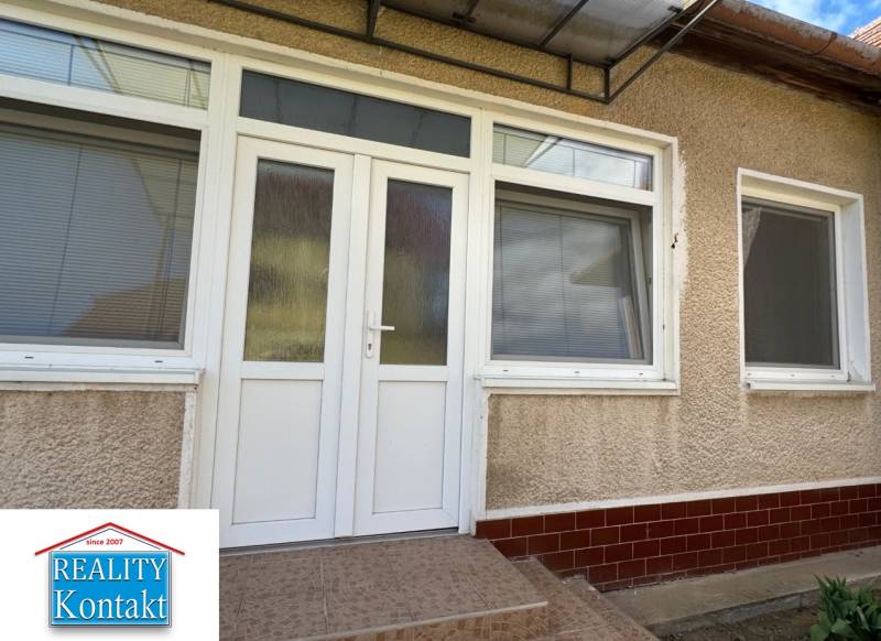 Bejárati ajtók és ablakok a családi házon a Radava Fő utcáján.