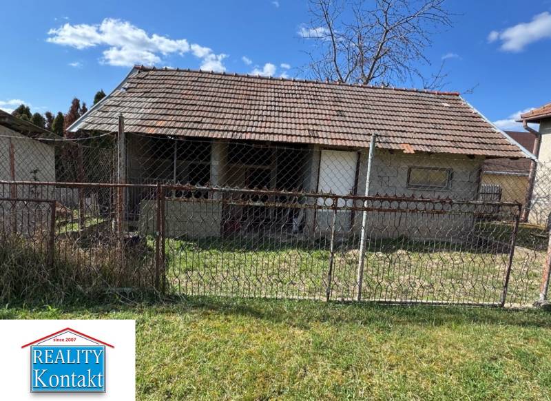 Családi ház a Radava Fő utcáján egyszerű kerítéssel és gyepesítéssel.