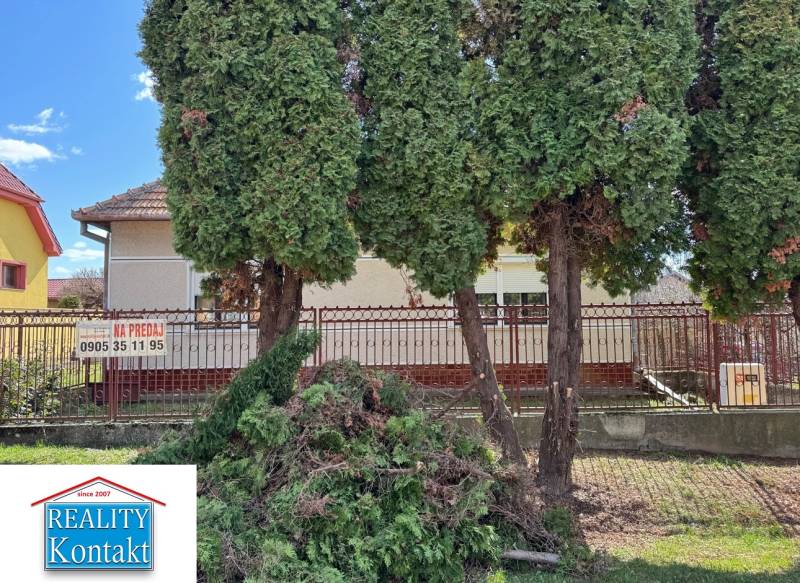 Családi ház Radaván, a Fő utcán, előkerttel és élő sövénnyel.