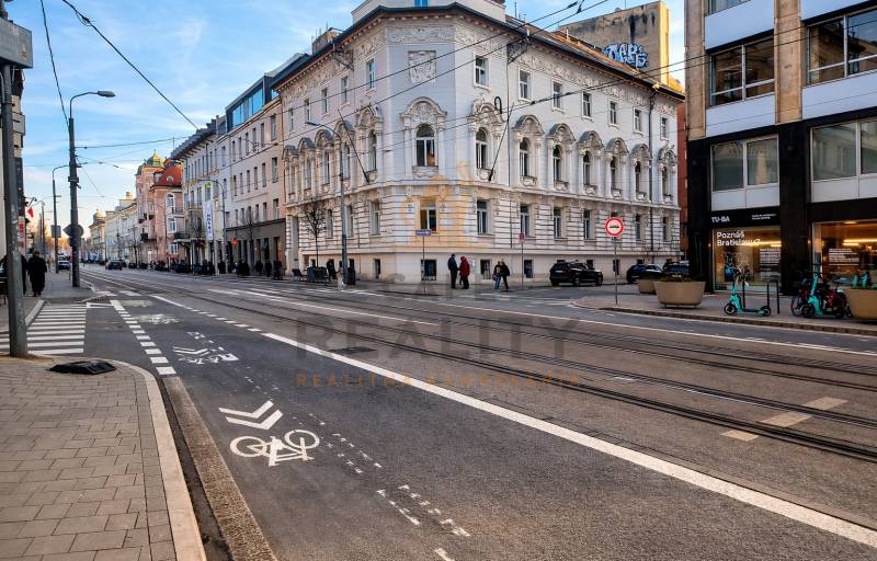Štúrova utca Pozsonyban - Történelmi belváros üzlethelyiségekkel és villamosvágányokkal.