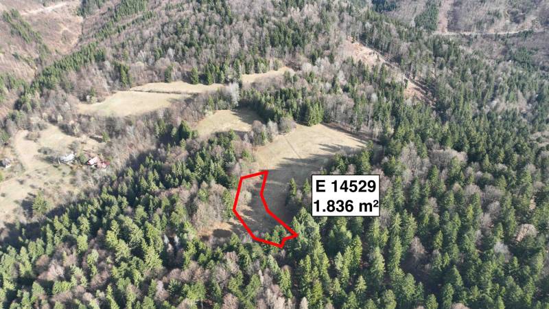 Légi felvétel a mezőgazdasági és erdészeti területekről Lazoch pod Makytou-ban.