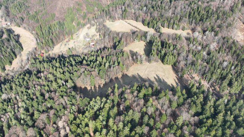 Légi felvétel a Lazy pod Makytou mezőgazdasági és erdészeti területeiről erdőkkel és rétekkel.