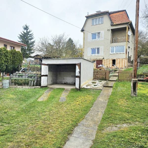 Családi ház Felsőozorócon, Báni járás, garázzsal és kerttel.