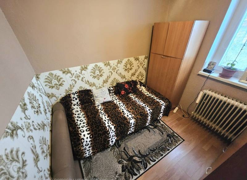 Hímzett hímzéssel ellátott kanapé, perzsa ágyneműtartó, fűtött fűtés, kiegyensúlyozott padló, működőképes.