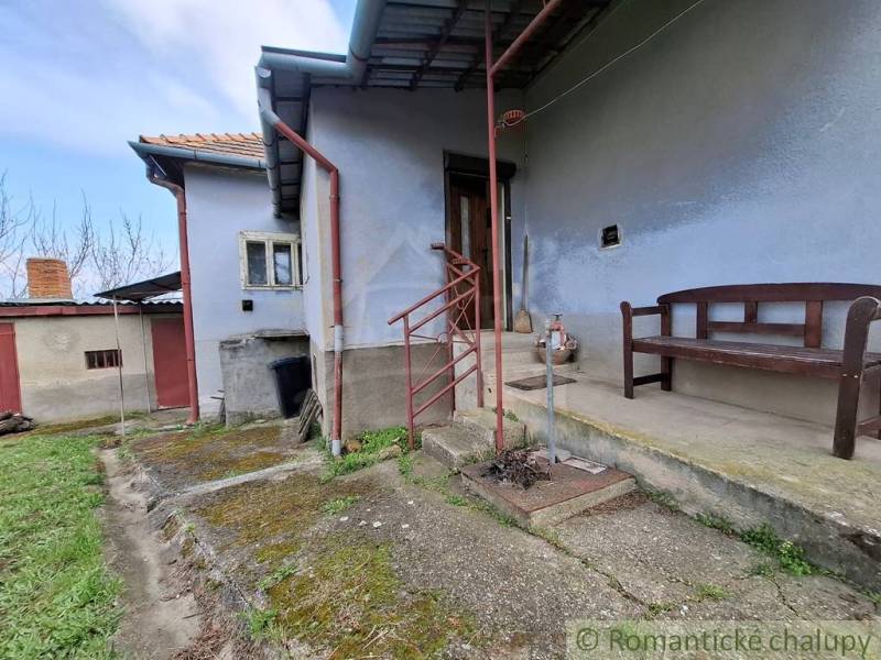 Családi ház Ľubában beton teraszos paddal és füves udvarral.