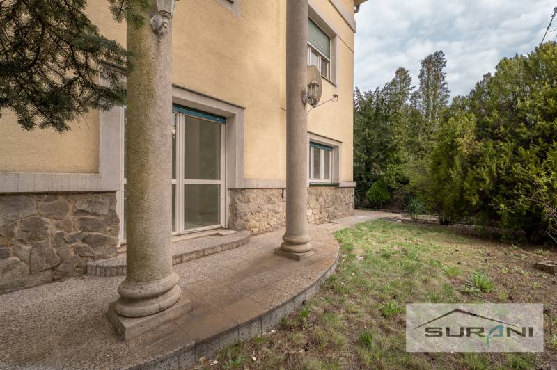 A ház külső része kőburkolattal és egy kis verandával a Krčméryho utcában, Pozsony - Óváros.