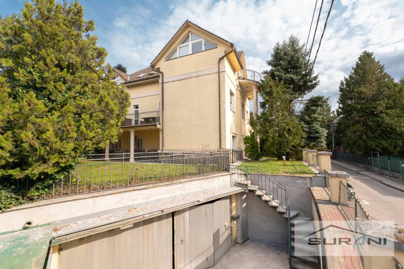 Sárga ház kerttel és garázzsal a Krčméryho utcában, Pozsony-Óvárosban.