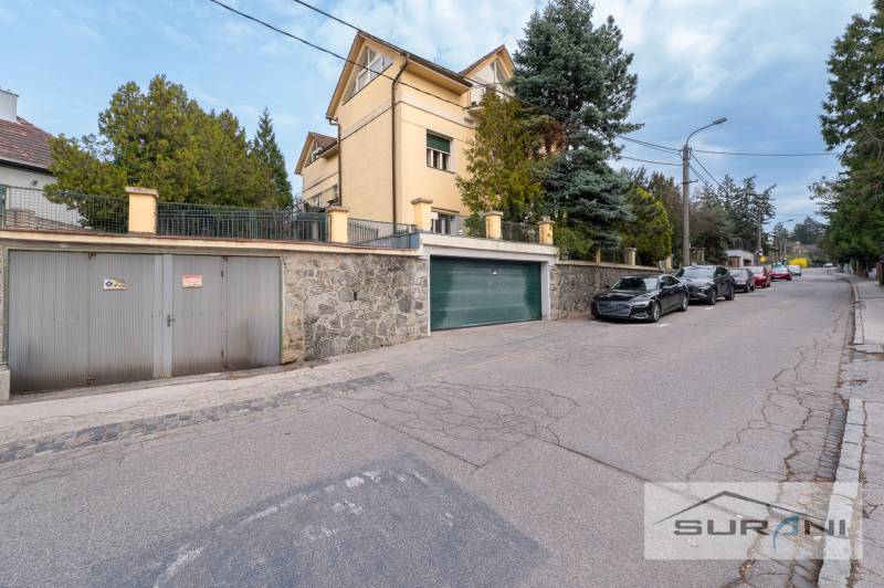 Krčméryho utca Pozsonyban - Óváros, garázsbejárattal és parkoló autókkal.