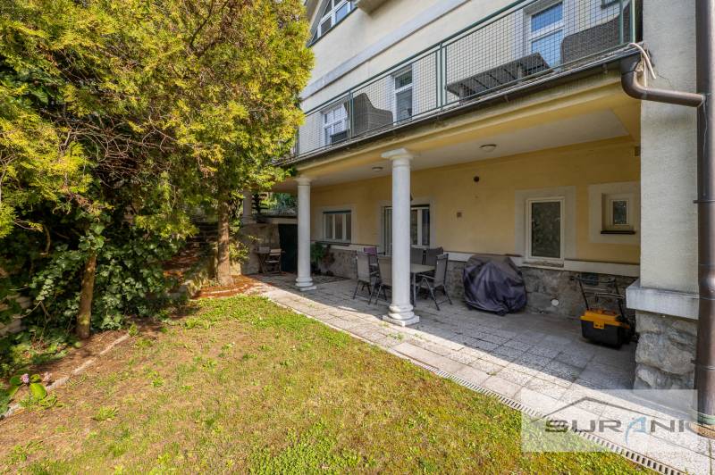 Kert ülőhellyel egy 4 szobás lakásnál a Krčméryho utcában, Pozsony - Óváros.