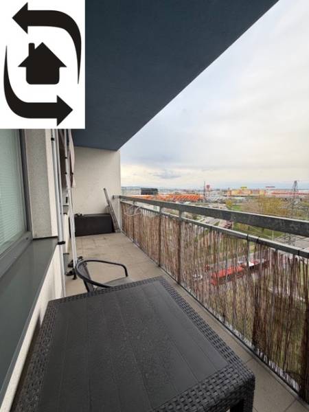 Erkély egy 2 szobás lakásban Pozsonyban - Ružinov, Ružinovská, kilátással a városra.