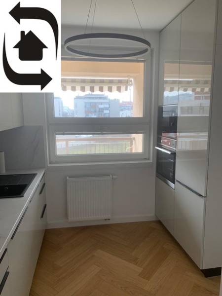 Konyha fa dekor padlóval egy kétszobás lakásban, modern készülékekkel rendelkezik.