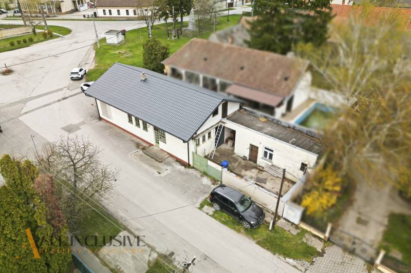 Kereskedelmi helyiségek Alsószeli-ben parkolóval és környezettel az utcában.