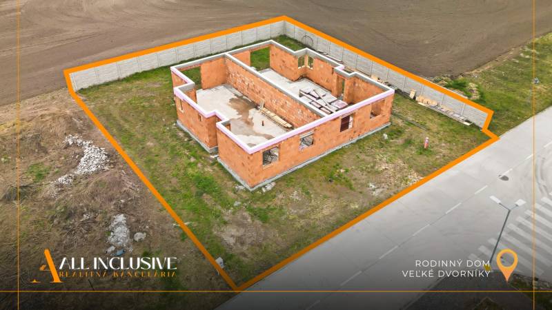 Családi ház építése Nagydobronyban, kerítéssel körülvett telken.