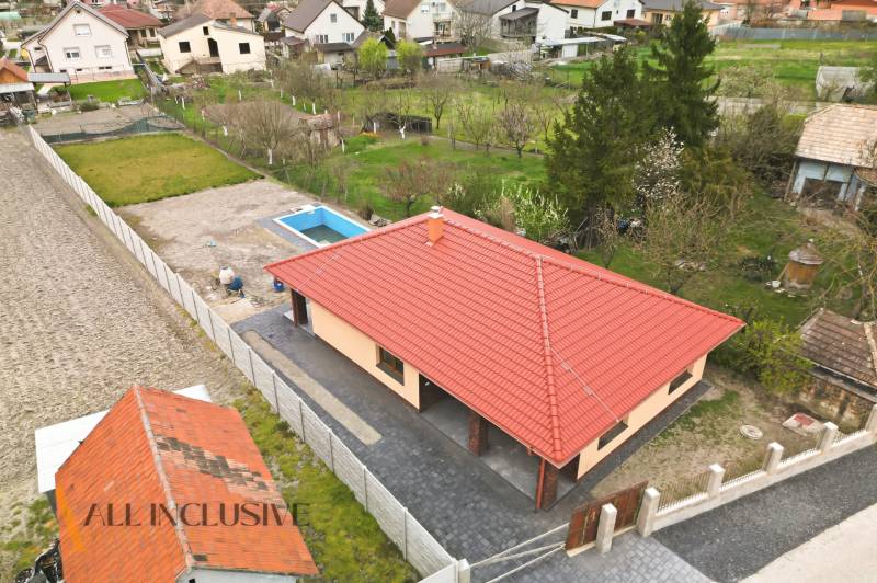 Családi ház Felsővámoson medencével és nagy kerttel, zölddel körülvéve.