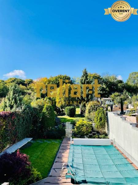 Családi ház medencéje Pozsony - Dévény városrészében, a Kozičova utcában.