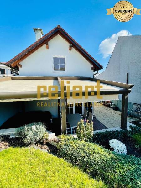 Családi ház terasszal és kerttel a Pozsony - Dévény, Kozičova utcában.