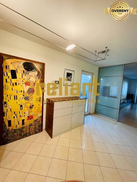 Családi ház belső tere csempézett felülettel és egy képpel a falon.