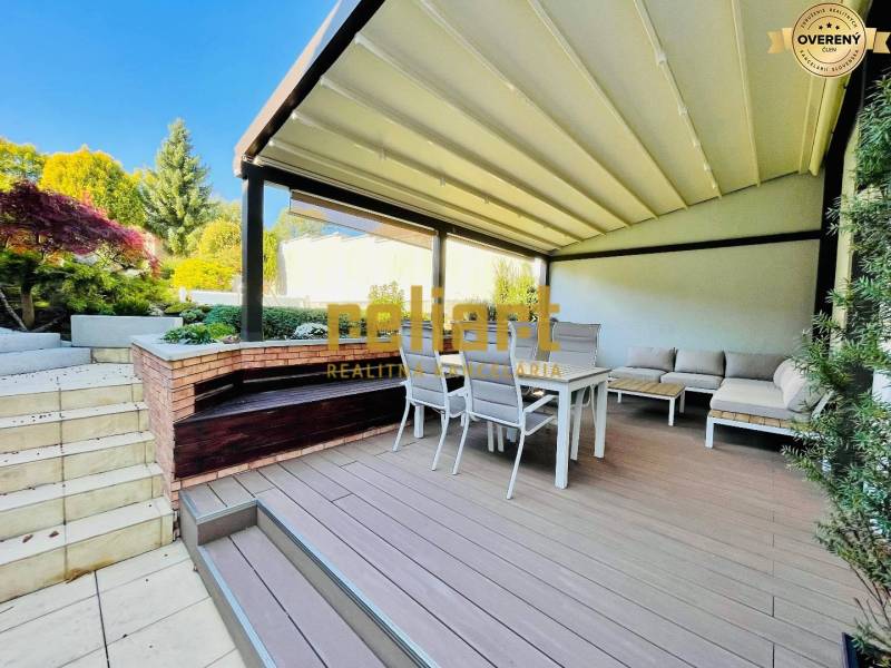 A Kozičova utcai családi ház terasza ülőhellyel és pergolával, Pozsony - Dévény.