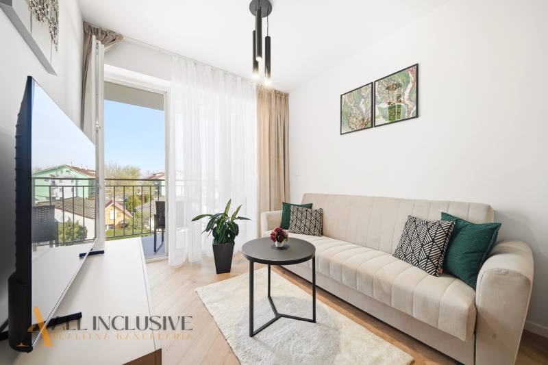 Nappali egy 4 szobás lakásban erkéllyel, kanapéval és fa dekorációjú padlóval.